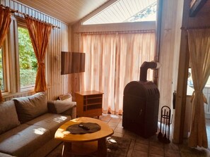 Fernseher, Kamin, Tischtennisplatte