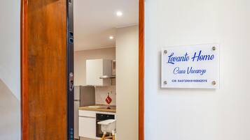 Fridge, oven, stovetop, coffee/tea maker