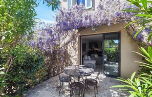 Outdoor dining - 2 bedroom awesome home in Saint-Laurent-de-la-Ca (Saint-Laurent-de-la-Ca)