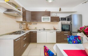 Fridge, oven, dishwasher, coffee/tea maker - Awesome home in Pula with sauna (Pula)
