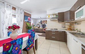 Kühlschrank, Mikrowelle, Ofen, Geschirrspüler