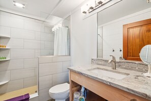 Een douche, een haardroger, handdoeken