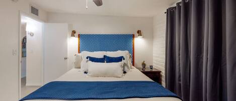 2 makuuhuonetta, työpöytä, silitysrauta/-lauta, vauvan matkasänky