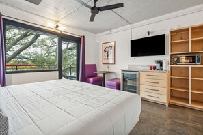1 bedroom, iron/ironing board, WiFi, bed sheets - Boutique Vera Hotel Room 301: King Room in the Heart of Folly Beach (Folly Beach)