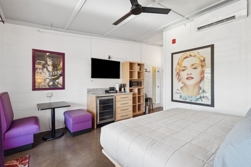 Boutique Vera Hotel Room 401: King Room In The Heart Of Folly Beach - Folly Beach, SC