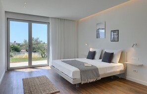 6 bedrooms, travel cot, free WiFi, bed sheets - Nice home in Rovinj with sauna (Rovinj)