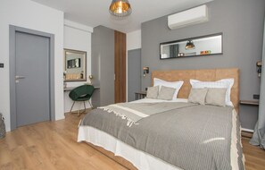 4 quartos, ferros/tábuas de passar roupa, berço de viagem