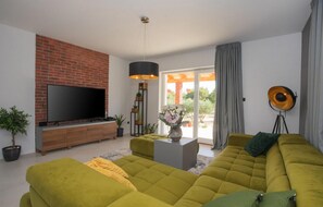 Een televisie en een open haard