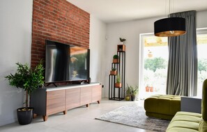 Televisión y chimenea 