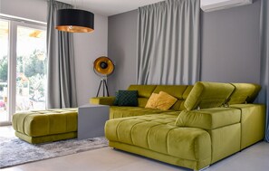 Een televisie en een open haard