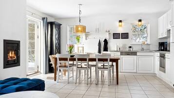 Geladeira, fogão, lava-louças, cadeirão de bebê