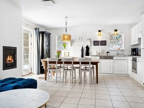 Réfrigérateur, four, lave-vaisselle, chaise haute