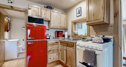Quaint Maine apartment with water views, well-equipped kitchenette, deck, & AC
