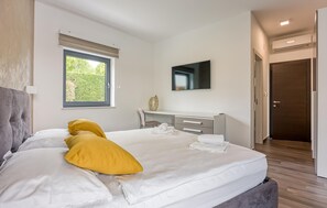 4 bedrooms, travel cot, free WiFi, bed sheets - Stunning home in Tinjan with sauna (Tinjan)