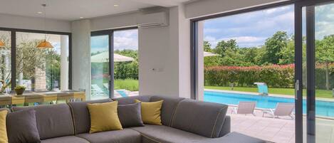 Fernseher, Tischfußball