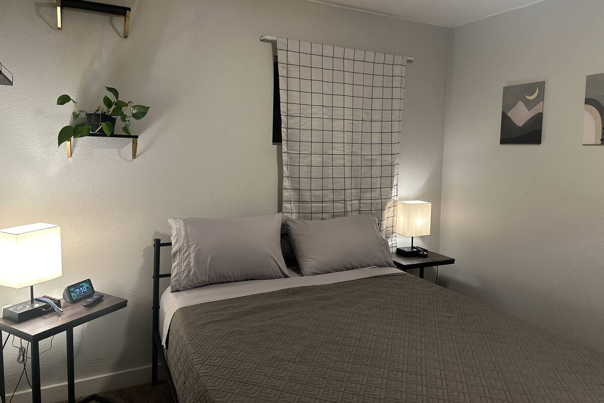 Standard Room | 1 bedroom, in-room safe, desk, laptop workspace