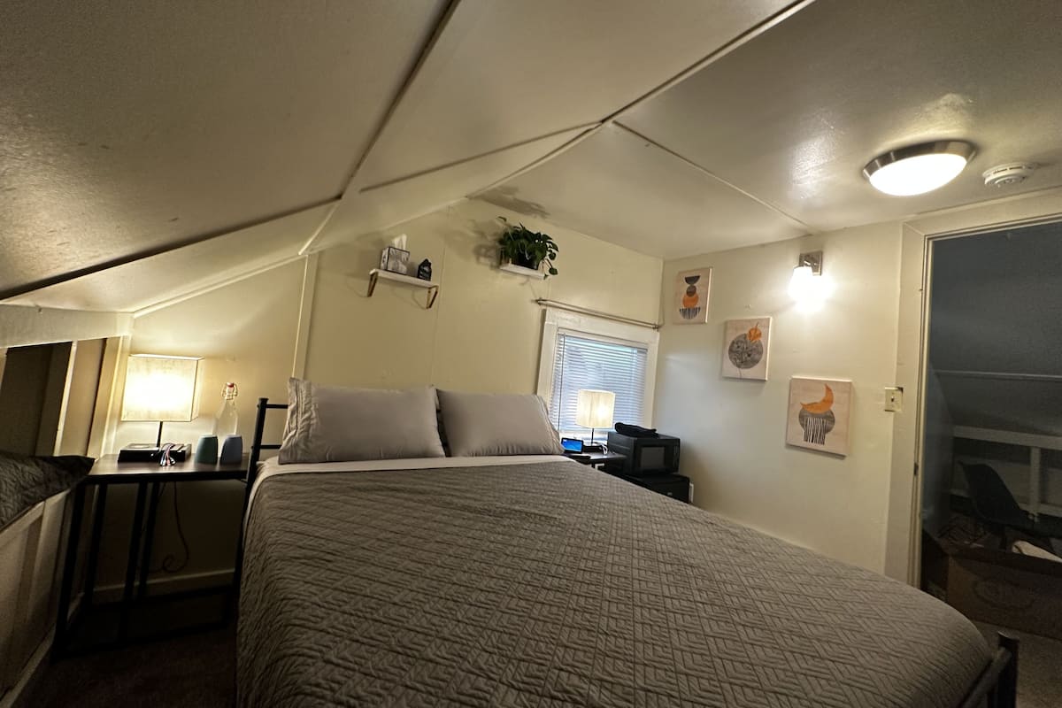 Comfort kamer | 1 slaapkamer, een kluis op de kamer, een bureau, een laptopwerkplek