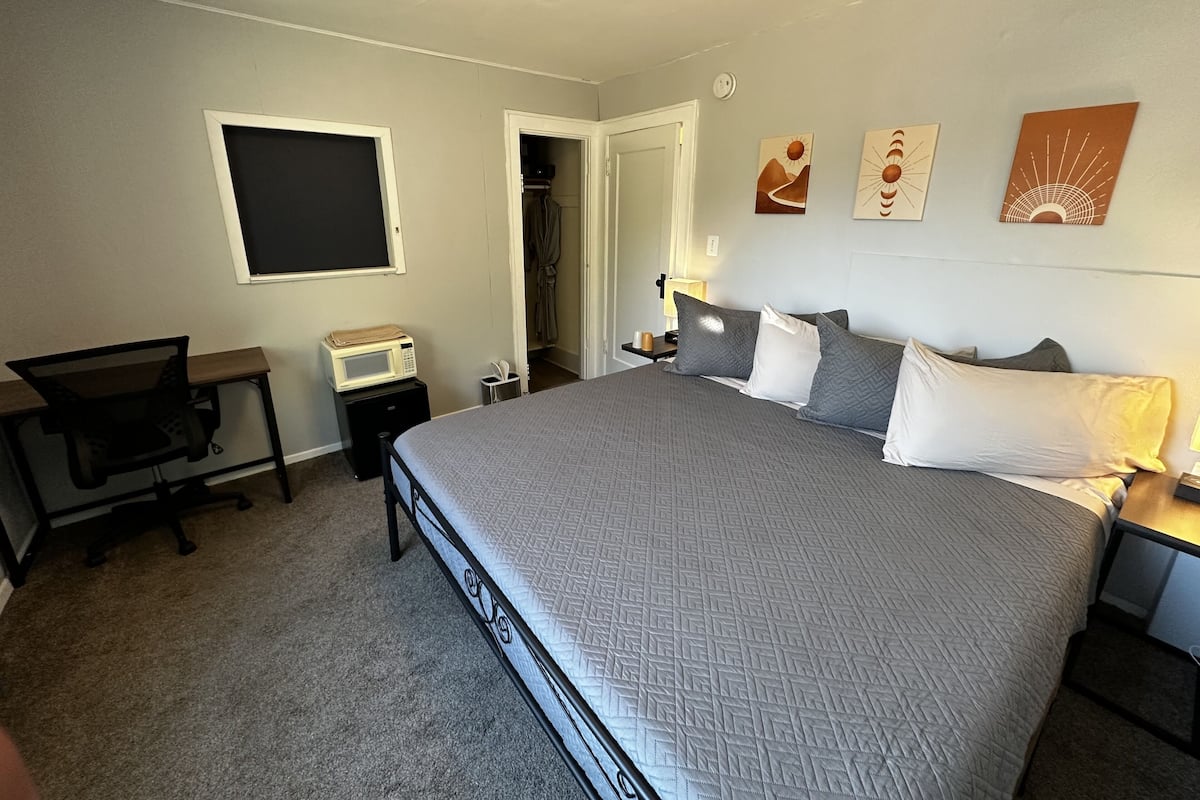 Signature Room | 1 bedroom, in-room safe, desk, laptop workspace