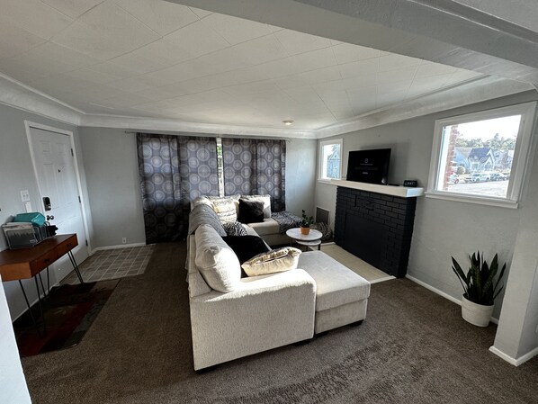 40-inch Smart TV with digital channels, Netflix, Hulu