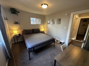 1 habitación, caja de seguridad en la habitación y escritorio