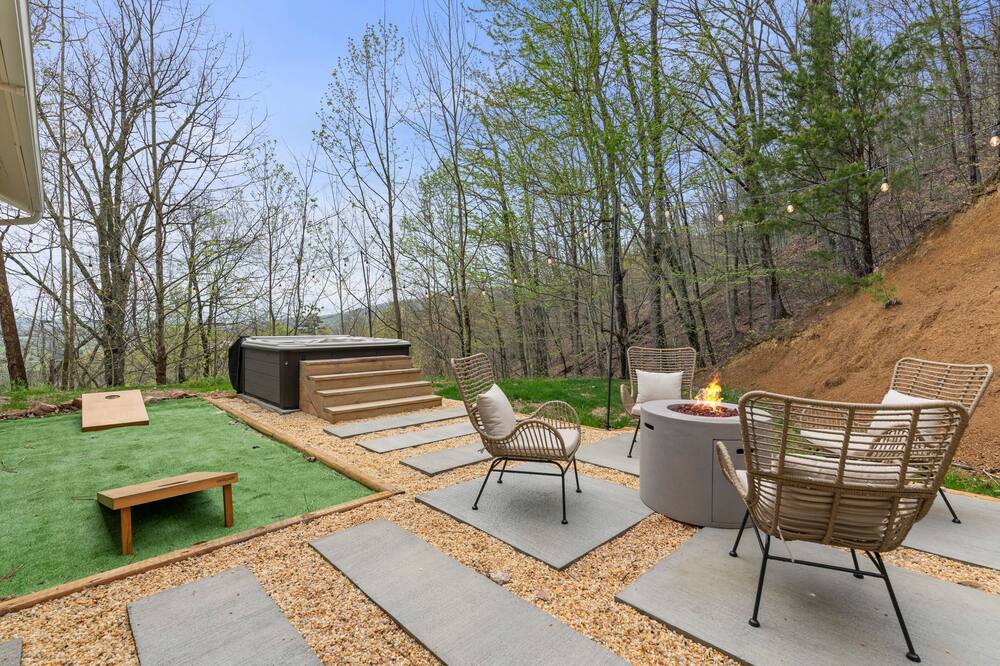 Stylish guest house with full kitchen, hot tub, firepit, AC, & washer\/dryer