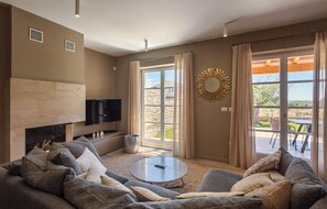 TV, peis, DVD-spiller og stereoanlegg