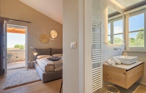 3 bedrooms, in-room safe, travel cot, free WiFi