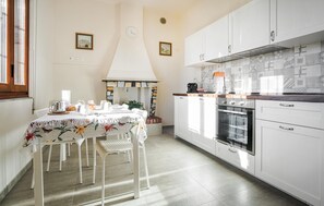 Kjøleskap, oppvaskmaskin og kaffetrakter/tekoker