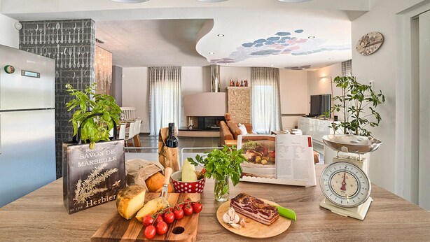 Une cuisine moderne avec un plan de travail en bois, une balance et divers produits alimentaires.