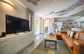 Een televisie, een open haard, tafelvoetbal en een tafeltennistafel