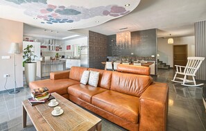 Een televisie, een open haard, tafelvoetbal en een tafeltennistafel