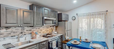 Een koelkast, een microgolfoven, een oven, een kookplaat