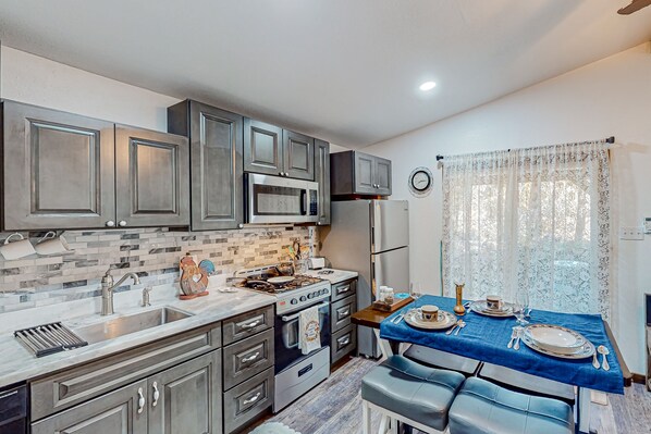 冷蔵庫、電子レンジ、オーブン、コンロ