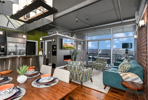 Luxury Condo in Akron Northside District. Level 2 EV Charging complimentary !!