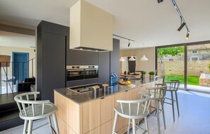 Kühlschrank, Ofen, Geschirrspüler, Wasserkocher mit Kaffee-/Teezubehör