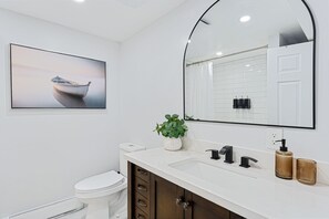 Hair dryer, towels, soap, shampoo - Superb 2BD | Orleans, 5min to Beach|Laundry & Parking (Ottawa)