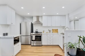 Private kitchen - Superb 2BD | Orleans, 5min to Beach|Laundry & Parking (Ottawa)