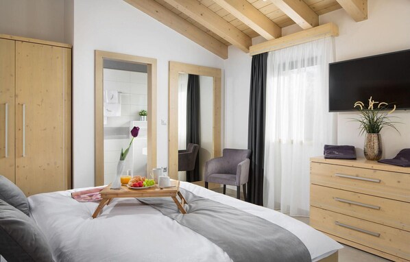 7 bedrooms, travel crib, free WiFi, bed sheets