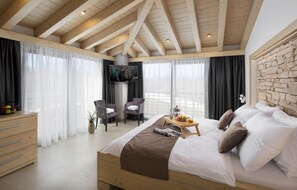 7 bedrooms, travel crib, free WiFi, bed sheets