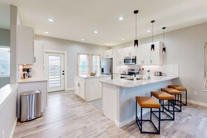 Kjøleskap, mikrobølgeovn, ovn og kokeplater