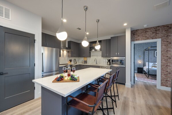 Refrigerador, microondas, horno y parrilla de estufa