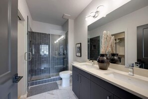 Dusche, Haartrockner, Handtücher, Shampoo