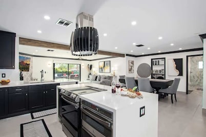 Modern Roose-Pool-Spa-Fire Pit-Mins to Old Town!