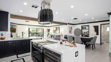 Lemari es, microwave, oven, dan kompor