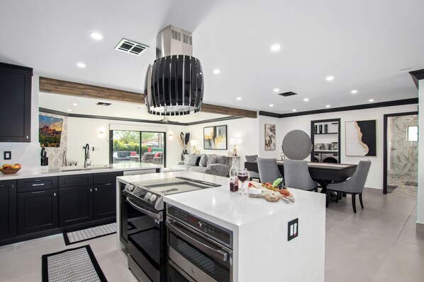 Kühlschrank, Mikrowelle, Ofen, Herdplatte