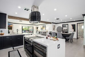 Refrigerador, microondas, horno, placa de cocina