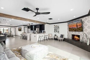 Televisión y chimenea 