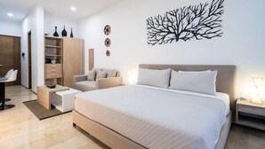 Une chambre moderne avec un grand lit, une armoire, un bureau et une chaise.