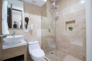 Doccia, asciugacapelli, asciugamani, shampoo