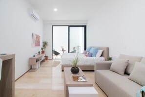 Een bureau, een strijkplank/strijkijzer, gratis wifi, beddengoed